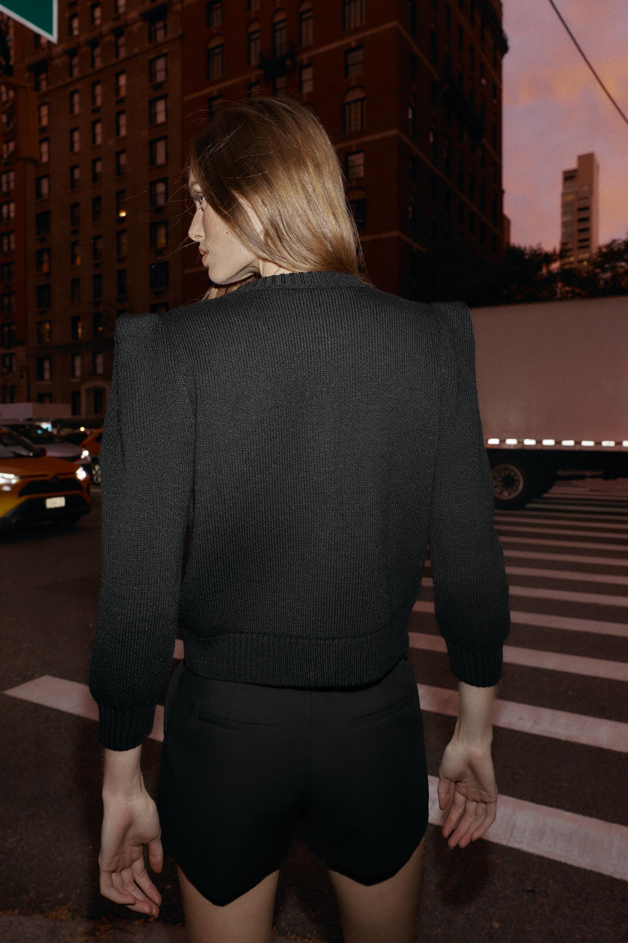 GILET EN MAILLE À ÉPAULES MARQUÉES